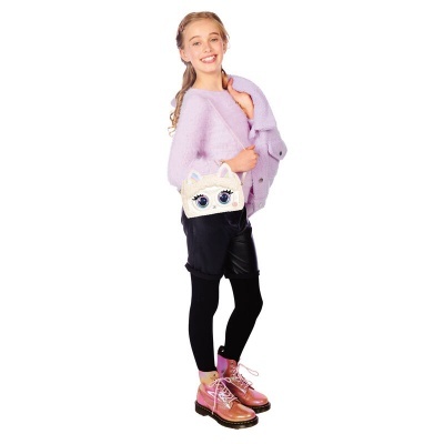 Menina com camisola lilás, calças pretas, sapatos rosa e mochila branca com olhos