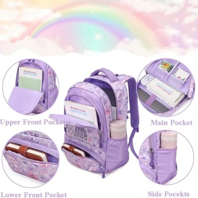 Mochila lilás com padrão de unicórnios e vários bolsos em fundo de céu com arco-íris