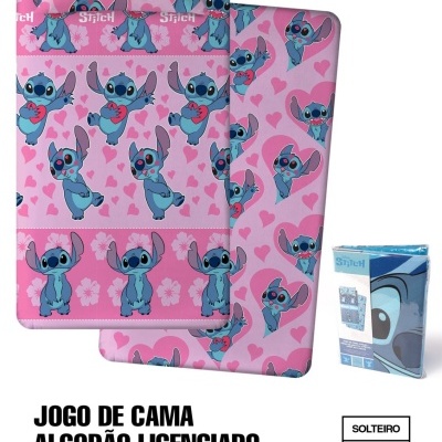 Jogo de cama solteiro cor-de-rosa com padrão Stitch azul e corações, embalagem e informações do produto.