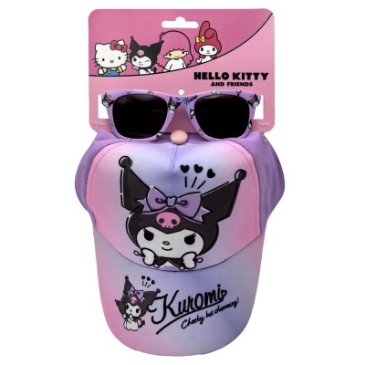 Boné rosa e lilás com personagem Kuromi e óculos lilás com personagens em embalagem rosa