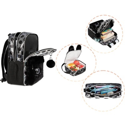 Mochila escolar preta com padrão branco e acessórios organizados