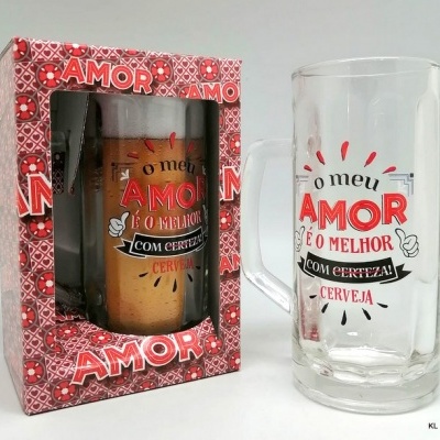 Caneca de vidro com texto colorido e caixa vermelha decorada