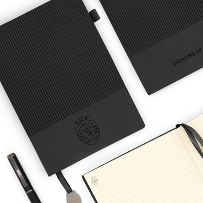 Cadernos pretos texturados com símbolos Sporting Portugal e caneta preta