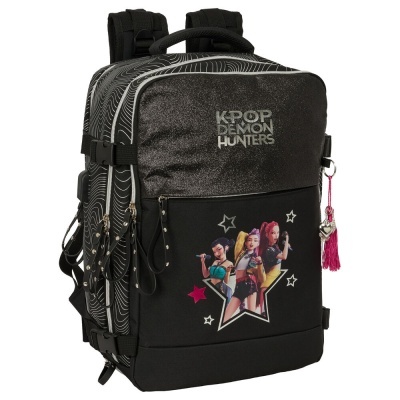 Mochila preta com texto KPOP DEMON HUNTERS e personagens femininas estampadas