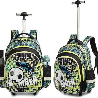 Duas mochilas com rodinhas e puxador telescópico, padrão colorido com bola de futebol e texto B0MBER.