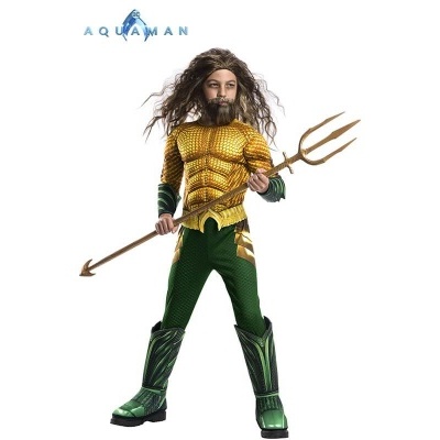 Criança vestida com fantasia de Aquaman segurando tridente.