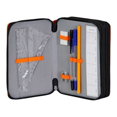 Estojo escolar aberto com material de escrita e réguas