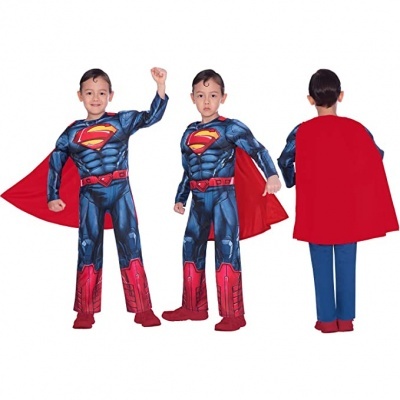 Criança com fato de super-herói Superman azul e vermelho com capa vermelha, várias poses.