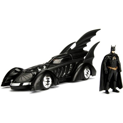 Modelo Batmóvel preto com figuras Batman