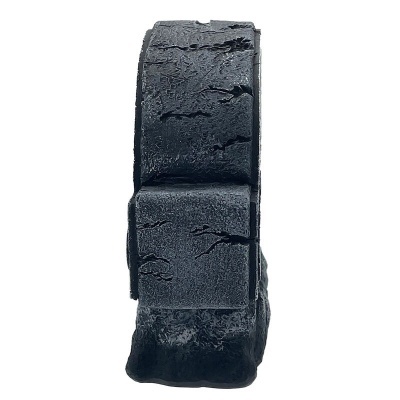 Escultura preta abstrata com textura rugosa e forma irregular