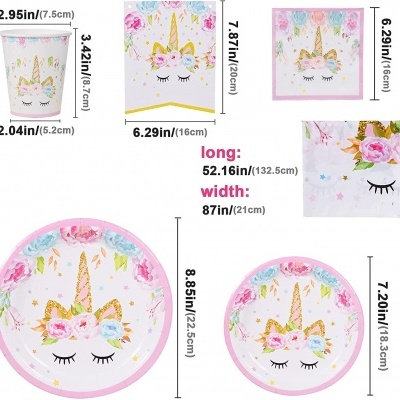 Conjunto de mesa de festa com tema de unicórnio e flores, em branco, rosa e dourado.