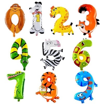 Balões coloridos em forma de números com desenhos de animais