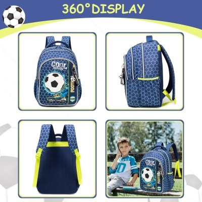 Mochila azul com padrão de hexágonos e estampa de bola de futebol