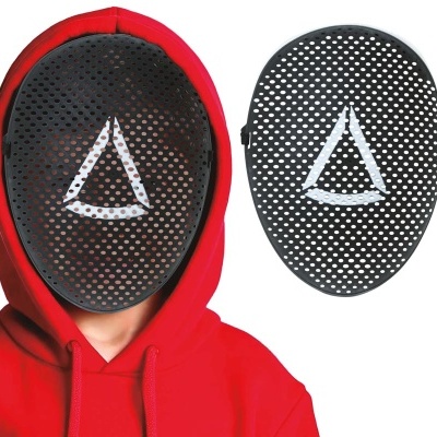 Máscara preta perfurada com símbolo triangular branco, suéter vermelho com capuz