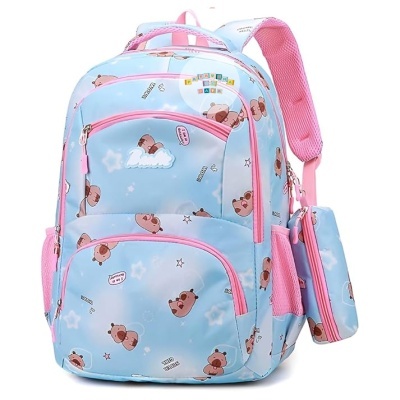 Mochila azul clara com padrão de ursos castanhos e detalhes rosa
