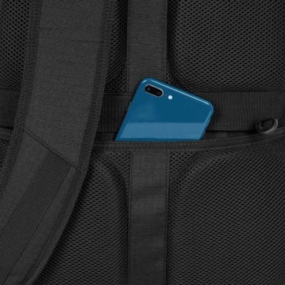 Mochila preta com bolso externo e smartphone azul