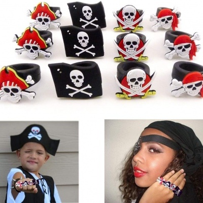 Anéis de pirata em silicone com caveiras coloridas usados por criança e mulher