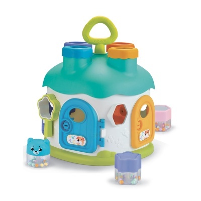 Brinquedo educativo colorido em forma de casa com aberturas geométricas e peões coloridos