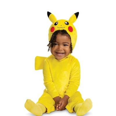 Criança vestida com fantasia amarela de Pikachu sentada
