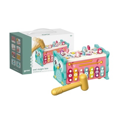 Brinquedo infantil de coruja em madeira com martelo e xilofone ao lado da caixa