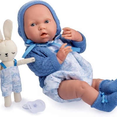 Boneca bebé com roupinha azul e branco com acessório de coelho de peluche