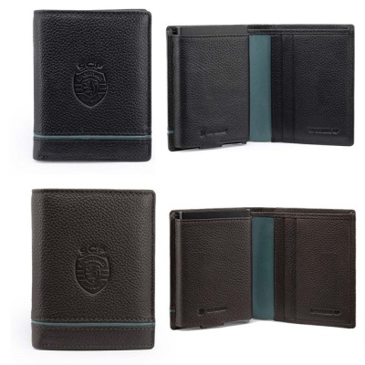 Carteiras em couro preto e castanho com logotipo SCP e detalhes verdes