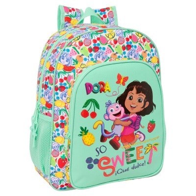 Mochila infantil com tema Dora, cores verde, vermelho, amarelo e azul, texto e padrão de frutas coloridas