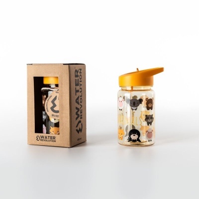 Garrafa infantil com desenhos de animais e tampa laranja ao lado da caixa de cartão reciclado