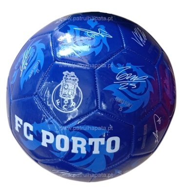 Bola de futebol azul do FC Porto com emblema e assinaturas em branco