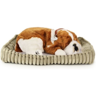 Cão de peluche castanho e branco a dormir numa cama cinza almofadada para animais