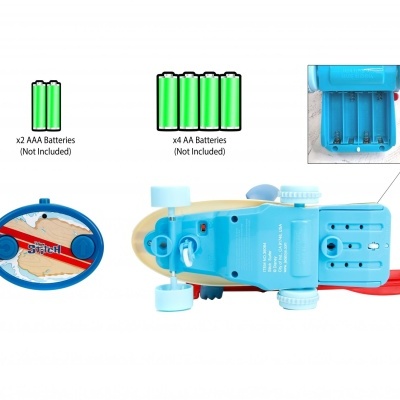 Brinquedo de carro azul com compartimento para baterias AA e AAA, texto Switch no velocímetro vermelho.