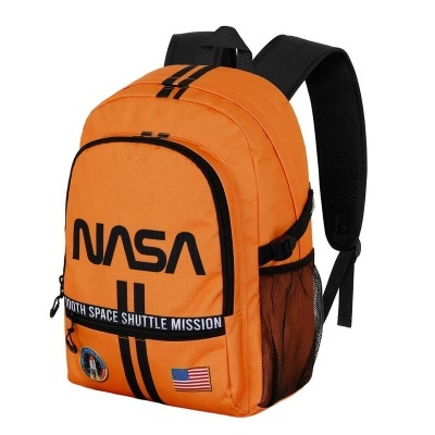 Mochila laranja com logo NASA e textos em preto e branco