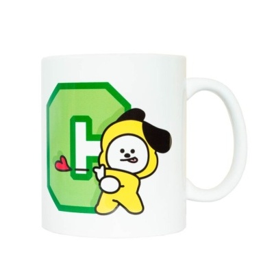 Caneca branca com ilustração de personagem amarelo e grande letra verde