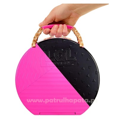 Mala redonda rosa e preta com alça dourada e textura geométrica