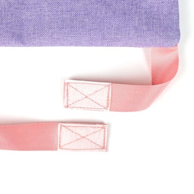 Tecidos lilás com alças cor-de-rosa e costuras em X