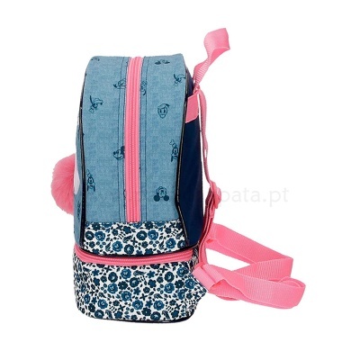 Mochila infantil azul e rosa com padrão floral e pompom