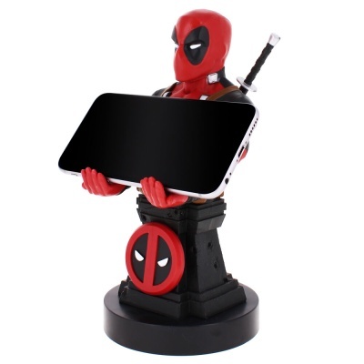 Estátua de Deadpool a segurar um suporte para telemóvel em preto e branco
