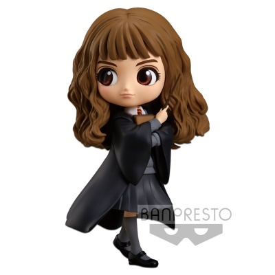 Figura colecionável Hermione Granger com casaco preto e gravata, segurando livro e varinha