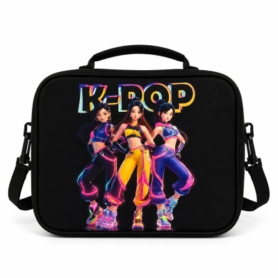 Mala preta com estampa colorida de três personagens femininas e texto K-POP