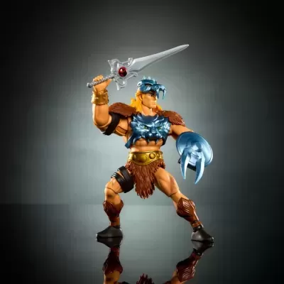 Figura de ação de guerreiro com espada e escudo em fundo cinza