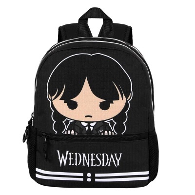 Mochila preta com personagem em preto e branco e texto Wednesday