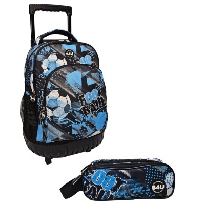 Mochila com rodas azul e preto com padrão de bola de futebol e estojo escolar
