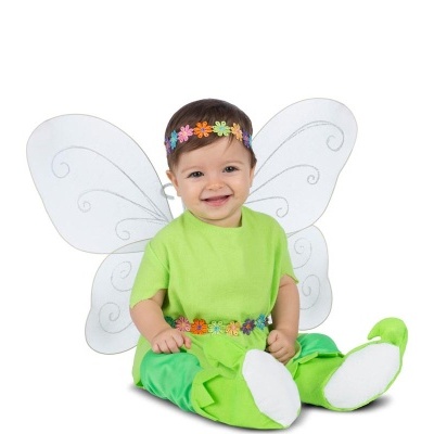Bebé com fantasia de fada verde e asas brancas sentada a sorrir