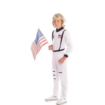 Criança com fato de astronauta segurando bandeira americana