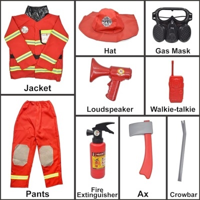 Conjunto infantil de equipamento de bombeiro com vários acessórios em fundo branco.