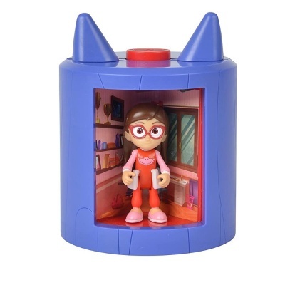 Brinquedo infantil com figura de menina em estrutura azul e ambiente de casa