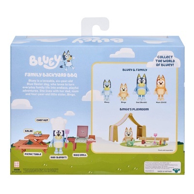 Embalagem azul clara com personagens Bluey e acessórios de quintal de brincar
