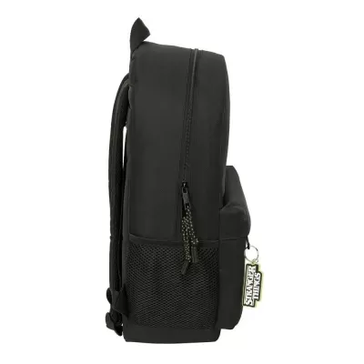 Mochila preta com bolso frontal e chaveiro STRANGER THINGS