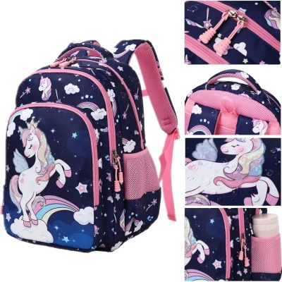 Mochila azul escura com desenhos de unicórnios e detalhes rosa