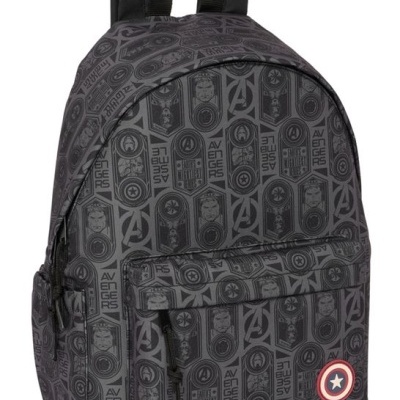 Mochila preta com padrão de Avengers e escudo do Capitão América